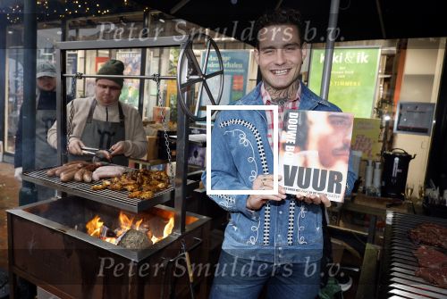 Hilversum 19 november 2025
Boekpresentatie boek Douwe Bob . Hij krijgt het eerste exeplaar uit handen van Arie Boomsma .