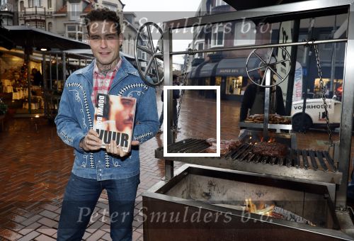 Hilversum 19 november 2025
Boekpresentatie boek Douwe Bob . Hij krijgt het eerste exeplaar uit handen van Arie Boomsma .