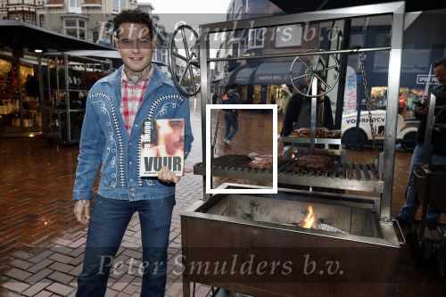 Hilversum 19 november 2025
Boekpresentatie boek Douwe Bob . Hij krijgt het eerste exeplaar uit handen van Arie Boomsma .