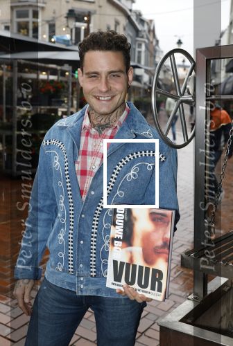 Hilversum 19 november 2025
Boekpresentatie boek Douwe Bob . Hij krijgt het eerste exeplaar uit handen van Arie Boomsma .