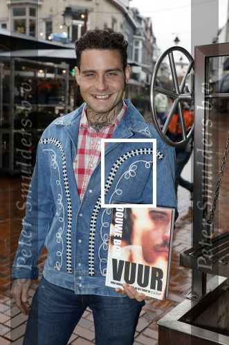 Hilversum 19 november 2025
Boekpresentatie boek Douwe Bob . Hij krijgt het eerste exeplaar uit handen van Arie Boomsma .