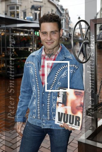 Hilversum 19 november 2025
Boekpresentatie boek Douwe Bob . Hij krijgt het eerste exeplaar uit handen van Arie Boomsma .