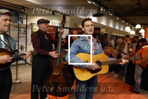Hilversum 19 november 2025
Boekpresentatie boek Douwe Bob . Hij krijgt het eerste exeplaar uit handen van Arie Boomsma .