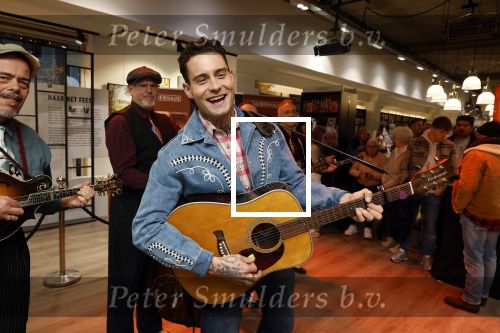 Hilversum 19 november 2025
Boekpresentatie boek Douwe Bob . Hij krijgt het eerste exeplaar uit handen van Arie Boomsma .