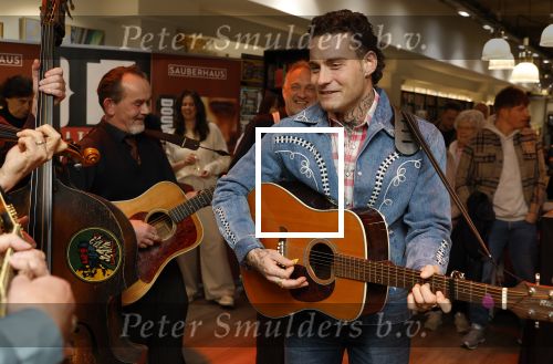 Hilversum 19 november 2025
Boekpresentatie boek Douwe Bob . Hij krijgt het eerste exeplaar uit handen van Arie Boomsma .