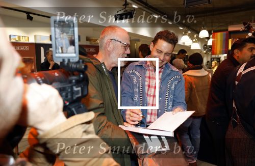 Hilversum 19 november 2025
Boekpresentatie boek Douwe Bob . Hij krijgt het eerste exeplaar uit handen van Arie Boomsma .