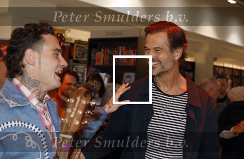 Hilversum 19 november 2025
Boekpresentatie boek Douwe Bob . Hij krijgt het eerste exeplaar uit handen van Arie Boomsma .