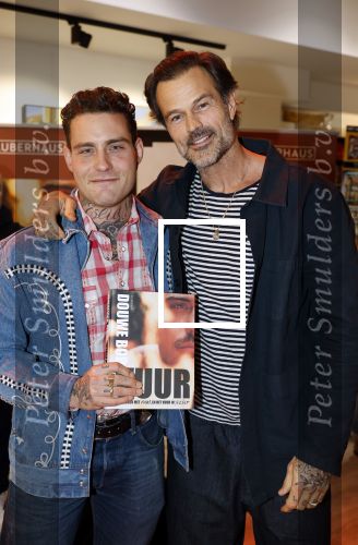Hilversum 19 november 2025
Boekpresentatie boek Douwe Bob . Hij krijgt het eerste exeplaar uit handen van Arie Boomsma .