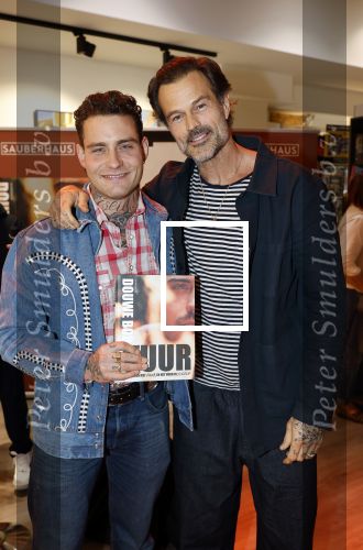 Hilversum 19 november 2025
Boekpresentatie boek Douwe Bob . Hij krijgt het eerste exeplaar uit handen van Arie Boomsma .