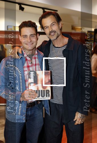 Hilversum 19 november 2025
Boekpresentatie boek Douwe Bob . Hij krijgt het eerste exeplaar uit handen van Arie Boomsma .
