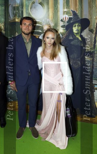 Amsterdam 18 november 2025
Premiere Wicked in het deLaMar theater . Emma Kok kwam met zijn nieuwe vriendin