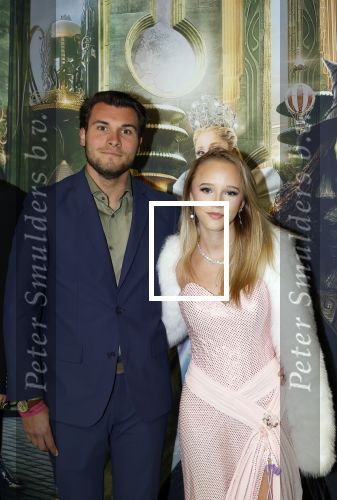Amsterdam 18 november 2025
Premiere Wicked in het deLaMar theater . Emma Kok poseert met partner Jort Knoop
