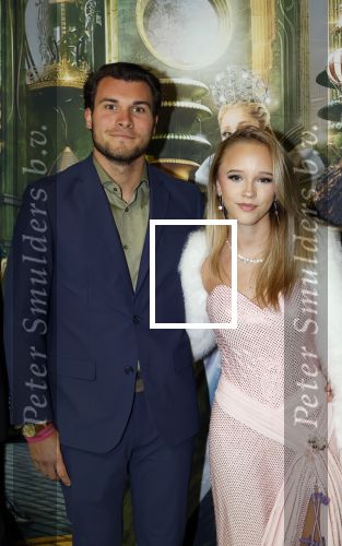 Amsterdam 18 november 2025
Premiere Wicked in het deLaMar theater . Emma Kok poseert met partner Jort Knoop