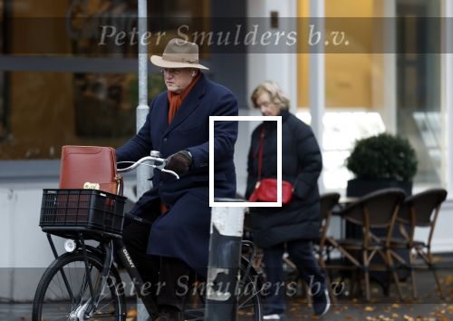 Amsterdam 27 november 2025
Ferdinand Grapperhaus op de fiets in Amsterdam zuid.