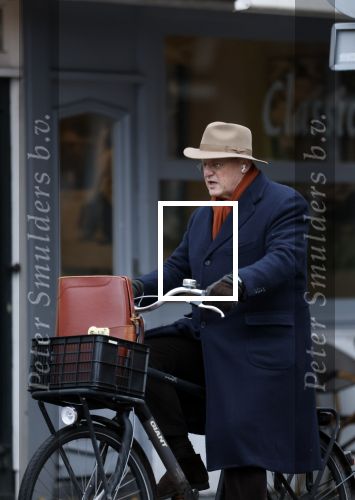 Amsterdam 27 november 2025
Ferdinand Grapperhaus op de fiets in Amsterdam zuid.