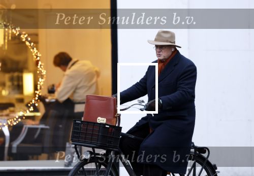 Amsterdam 27 november 2025
Ferdinand Grapperhaus op de fiets in Amsterdam zuid.