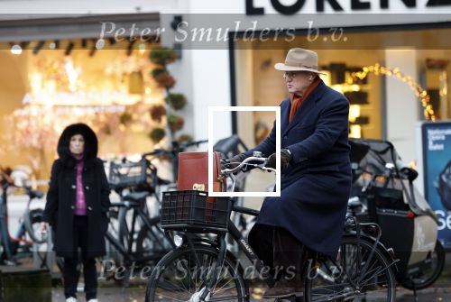 Amsterdam 27 november 2025
Ferdinand Grapperhaus op de fiets in Amsterdam zuid.