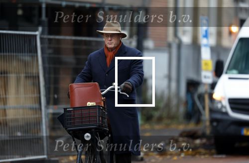 Amsterdam 27 november 2025
Ferdinand Grapperhaus op de fiets in Amsterdam zuid.