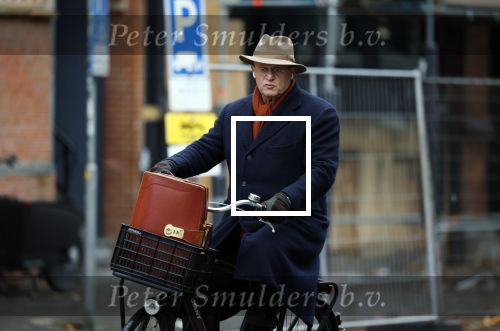Amsterdam 27 november 2025
Ferdinand Grapperhaus op de fiets in Amsterdam zuid.