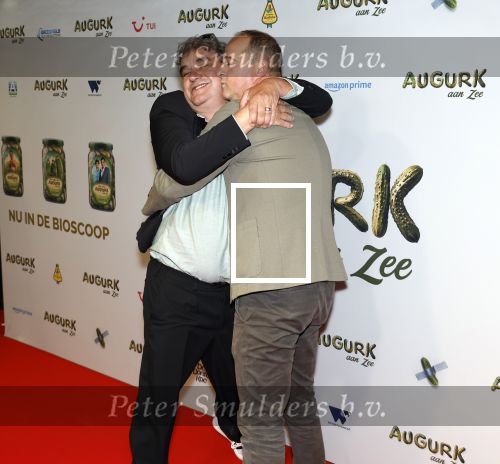 Amsterdam 4 november 2025
Premiere Augurk aan zee in Tuschinski met de cast die bestaat uit oa Monic Hendrickx Martin v Waardenberg Olga Zuiderhoek Jelka v Houten Frank Lammers Peter v d Begin en Tibor Lukacs. Robert v Hemert heeft de titelsong geschreven . Frank lammers en Kees Boot