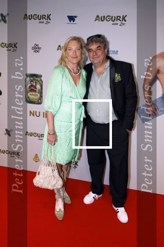Amsterdam 4 november 2025
Premiere Augurk aan zee in Tuschinski met de cast die bestaat uit oa Monic Hendrickx Martin v Waardenberg Olga Zuiderhoek Jelka v Houten Frank Lammers Peter v d Begin en Tibor Lukacs. Robert v Hemert heeft de titelsong geschreven . Frank lammers met zijn vrouw