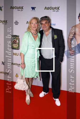 Amsterdam 4 november 2025
Premiere Augurk aan zee in Tuschinski met de cast die bestaat uit oa Monic Hendrickx Martin v Waardenberg Olga Zuiderhoek Jelka v Houten Frank Lammers Peter v d Begin en Tibor Lukacs. Robert v Hemert heeft de titelsong geschreven . Frank lammers met zijn vrouw