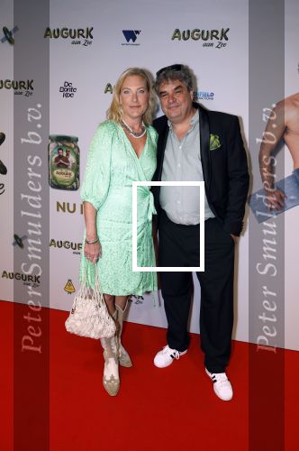 Amsterdam 4 november 2025
Premiere Augurk aan zee in Tuschinski met de cast die bestaat uit oa Monic Hendrickx Martin v Waardenberg Olga Zuiderhoek Jelka v Houten Frank Lammers Peter v d Begin en Tibor Lukacs. Robert v Hemert heeft de titelsong geschreven . Frank lammers met zijn vrouw