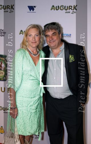 Amsterdam 4 november 2025
Premiere Augurk aan zee in Tuschinski met de cast die bestaat uit oa Monic Hendrickx Martin v Waardenberg Olga Zuiderhoek Jelka v Houten Frank Lammers Peter v d Begin en Tibor Lukacs. Robert v Hemert heeft de titelsong geschreven . Frank lammers met zijn vrouw