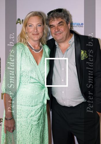 Amsterdam 4 november 2025
Premiere Augurk aan zee in Tuschinski met de cast die bestaat uit oa Monic Hendrickx Martin v Waardenberg Olga Zuiderhoek Jelka v Houten Frank Lammers Peter v d Begin en Tibor Lukacs. Robert v Hemert heeft de titelsong geschreven . Frank lammers met zijn vrouw