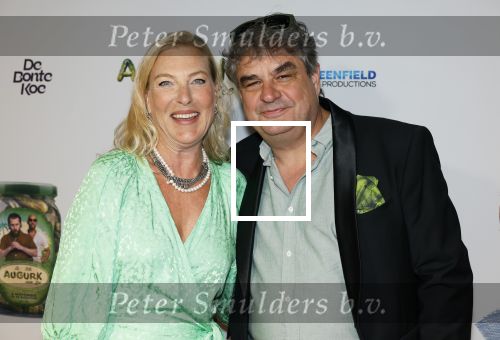 Amsterdam 4 november 2025
Premiere Augurk aan zee in Tuschinski met de cast die bestaat uit oa Monic Hendrickx Martin v Waardenberg Olga Zuiderhoek Jelka v Houten Frank Lammers Peter v d Begin en Tibor Lukacs. Robert v Hemert heeft de titelsong geschreven . Frank lammers met zijn vrouw