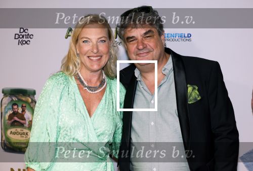 Amsterdam 4 november 2025
Premiere Augurk aan zee in Tuschinski met de cast die bestaat uit oa Monic Hendrickx Martin v Waardenberg Olga Zuiderhoek Jelka v Houten Frank Lammers Peter v d Begin en Tibor Lukacs. Robert v Hemert heeft de titelsong geschreven . Frank lammers met zijn vrouw