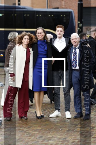 Den Haag 20 november 2025
 Prinses Amalia en haar vader Koning Willem Alexander bij de Grote Kerk, na de Bijzondere Verenigde Vergadering van de Eerste en Tweede Kamer, ter gelegenheid van de tachtigste verjaardag dat het parlement na de Tweede Wereldoorlog voor het eerst weer in gezamenlijkheid bijeenkwam. Eerste Kamervoorzitter Mei Li Vos Tweede Kamervoorzitter Thom van Campenvingen ze op .. Frits Barend en dochter Barbara Barend tezamen met lijsttrekker Mirjam Bikker en (klein)zoon Seb.