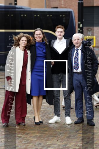 Den Haag 20 november 2025
 Prinses Amalia en haar vader Koning Willem Alexander bij de Grote Kerk, na de Bijzondere Verenigde Vergadering van de Eerste en Tweede Kamer, ter gelegenheid van de tachtigste verjaardag dat het parlement na de Tweede Wereldoorlog voor het eerst weer in gezamenlijkheid bijeenkwam. Eerste Kamervoorzitter Mei Li Vos Tweede Kamervoorzitter Thom van Campenvingen ze op .. Frits Barend en dochter Barbara Barend tezamen met lijsttrekker Mirjam Bikker en (klein)zoon Seb.
