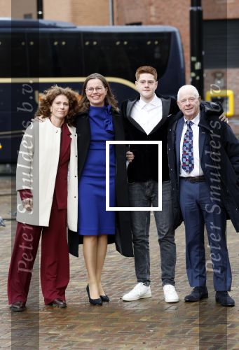 Den Haag 20 november 2025
 Prinses Amalia en haar vader Koning Willem Alexander bij de Grote Kerk, na de Bijzondere Verenigde Vergadering van de Eerste en Tweede Kamer, ter gelegenheid van de tachtigste verjaardag dat het parlement na de Tweede Wereldoorlog voor het eerst weer in gezamenlijkheid bijeenkwam. Eerste Kamervoorzitter Mei Li Vos Tweede Kamervoorzitter Thom van Campenvingen ze op .. Frits Barend en dochter Barbara Barend tezamen met lijsttrekker Mirjam Bikker en (klein)zoon Seb.