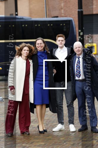 Den Haag 20 november 2025
 Prinses Amalia en haar vader Koning Willem Alexander bij de Grote Kerk, na de Bijzondere Verenigde Vergadering van de Eerste en Tweede Kamer, ter gelegenheid van de tachtigste verjaardag dat het parlement na de Tweede Wereldoorlog voor het eerst weer in gezamenlijkheid bijeenkwam. Eerste Kamervoorzitter Mei Li Vos Tweede Kamervoorzitter Thom van Campenvingen ze op .. Frits Barend en dochter Barbara Barend tezamen met lijsttrekker Mirjam Bikker en (klein)zoon Seb.