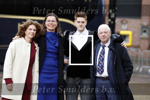 Den Haag 20 november 2025
 Prinses Amalia en haar vader Koning Willem Alexander bij de Grote Kerk, na de Bijzondere Verenigde Vergadering van de Eerste en Tweede Kamer, ter gelegenheid van de tachtigste verjaardag dat het parlement na de Tweede Wereldoorlog voor het eerst weer in gezamenlijkheid bijeenkwam. Eerste Kamervoorzitter Mei Li Vos Tweede Kamervoorzitter Thom van Campenvingen ze op .. Frits Barend en dochter Barbara Barend tezamen met lijsttrekker Mirjam Bikker en (klein)zoon Seb.