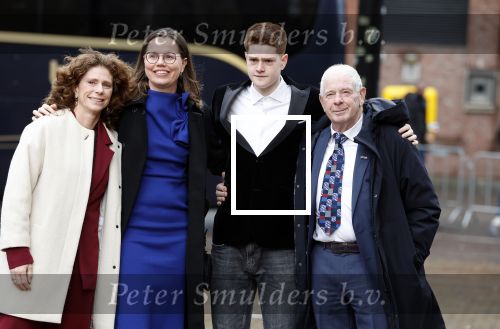 Den Haag 20 november 2025
 Prinses Amalia en haar vader Koning Willem Alexander bij de Grote Kerk, na de Bijzondere Verenigde Vergadering van de Eerste en Tweede Kamer, ter gelegenheid van de tachtigste verjaardag dat het parlement na de Tweede Wereldoorlog voor het eerst weer in gezamenlijkheid bijeenkwam. Eerste Kamervoorzitter Mei Li Vos Tweede Kamervoorzitter Thom van Campenvingen ze op .. Frits Barend en dochter Barbara Barend tezamen met lijsttrekker Mirjam Bikker en (klein)zoon Seb.