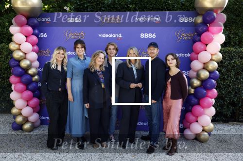 Blaricum 17 oktober 2025
Perspresentatie eerste aflevering Gooische vrouwen met oa aanwezig Linda de Mol Susan Visser Liews Visschedijk Teunie de Brouwer Tommy v Lent Robert de Hoog en Eefje Kuijtzer