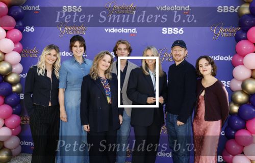 Blaricum 17 oktober 2025
Perspresentatie eerste aflevering Gooische vrouwen met oa aanwezig Linda de Mol Susan Visser Liews Visschedijk Teunie de Brouwer Tommy v Lent Robert de Hoog en Eefje Kuijtzer