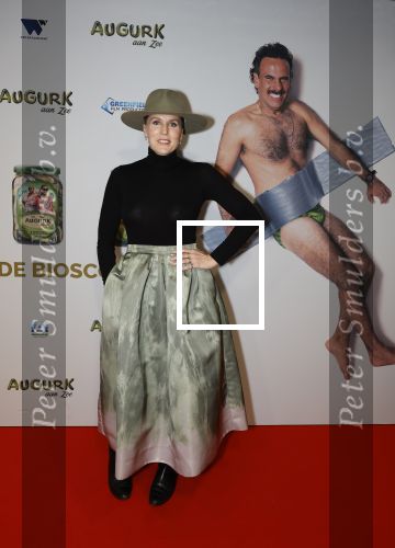 Amsterdam 4 november 2025
Premiere Augurk aan zee in Tuschinski met de cast die bestaat uit oa Monic Hendrickx Martin v Waardenberg Olga Zuiderhoek Jelka v Houten Frank Lammers Peter v d Begin en Tibor Lukacs. Robert v Hemert heeft de titelsong geschreven . Hadewych Minis