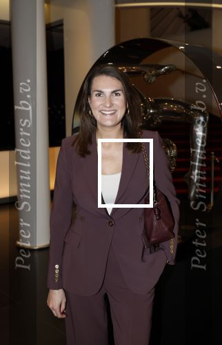 Amsterdam 26 oktober 2025
Boekpresentatie boek over 80 jaar het DeLaMar theater . Simone Kleinsma kreg uit handen van Janine v d Ende en Joop v d Ende het eerste exemplaar. Iris v d Ende