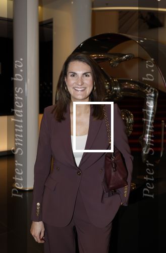 Amsterdam 26 oktober 2025
Boekpresentatie boek over 80 jaar het DeLaMar theater . Simone Kleinsma kreg uit handen van Janine v d Ende en Joop v d Ende het eerste exemplaar. Iris v d Ende