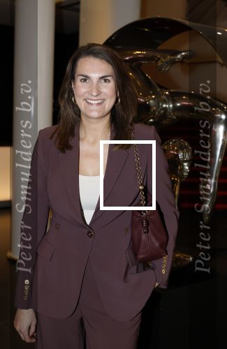 Amsterdam 26 oktober 2025
Boekpresentatie boek over 80 jaar het DeLaMar theater . Simone Kleinsma kreg uit handen van Janine v d Ende en Joop v d Ende het eerste exemplaar. Iris v d Ende