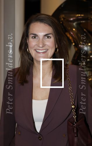 Amsterdam 26 oktober 2025
Boekpresentatie boek over 80 jaar het DeLaMar theater . Simone Kleinsma kreg uit handen van Janine v d Ende en Joop v d Ende het eerste exemplaar. Iris v d Ende