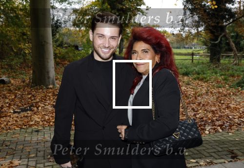 Naarden 3 november 2025
Presentatie nieuwe serie de Frogers met aanwezig Rene Froger Natasja Froger Danny Froger Ann Dominique Wilten Natascha Froger Matthijs Timmermans Charlie Didier Froger Sammy Verheij Maxim Froger en Ruby Celine met hun zoontje. Jerrel Bouwmann en zijn moeder