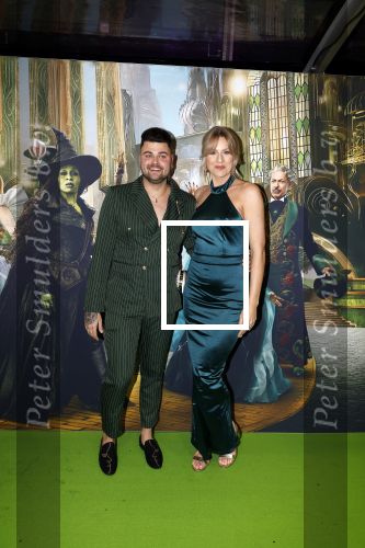 Amsterdam 18 november 2025
Premiere Wicked in het deLaMar theater . Joep van Poorten poseert met Rose Vollmer
