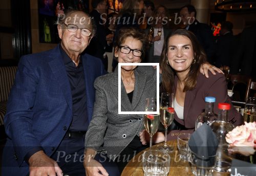 Amsterdam 26 oktober 2025
Boekpresentatie boek over 80 jaar het DeLaMar theater . Simone Kleinsma kreg uit handen van Janine v d Ende en Joop v d Ende het eerste exemplaar. Joop v d Ende Iris v d Ende en Janine v d Ende