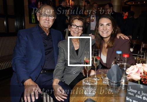Amsterdam 26 oktober 2025
Boekpresentatie boek over 80 jaar het DeLaMar theater . Simone Kleinsma kreg uit handen van Janine v d Ende en Joop v d Ende het eerste exemplaar. Joop v d Ende Iris v d Ende en Janine v d Ende
