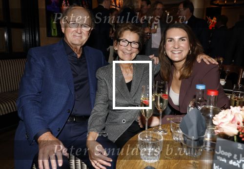 Amsterdam 26 oktober 2025
Boekpresentatie boek over 80 jaar het DeLaMar theater . Simone Kleinsma kreg uit handen van Janine v d Ende en Joop v d Ende het eerste exemplaar. Joop v d Ende Iris v d Ende en Janine v d Ende