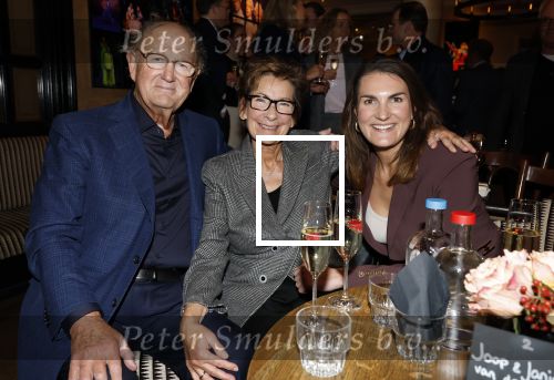 Amsterdam 26 oktober 2025
Boekpresentatie boek over 80 jaar het DeLaMar theater . Simone Kleinsma kreg uit handen van Janine v d Ende en Joop v d Ende het eerste exemplaar. Joop v d Ende Iris v d Ende en Janine v d Ende